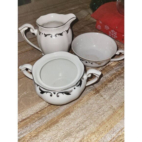 3 Elegant vintage classy gold trim tea cups - Picture 4 of 6